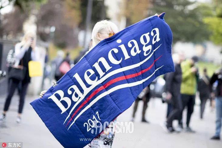 时髦办｜还不知道它？你和时髦之间只差一条印字围巾的距离