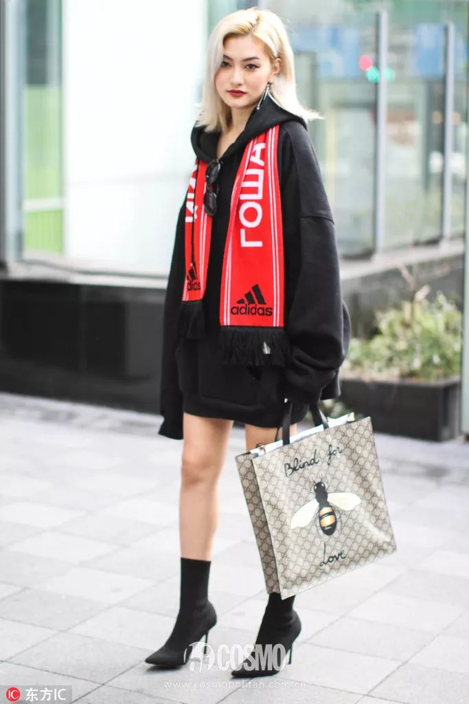 时髦办｜还不知道它？你和时髦之间只差一条印字围巾的距离