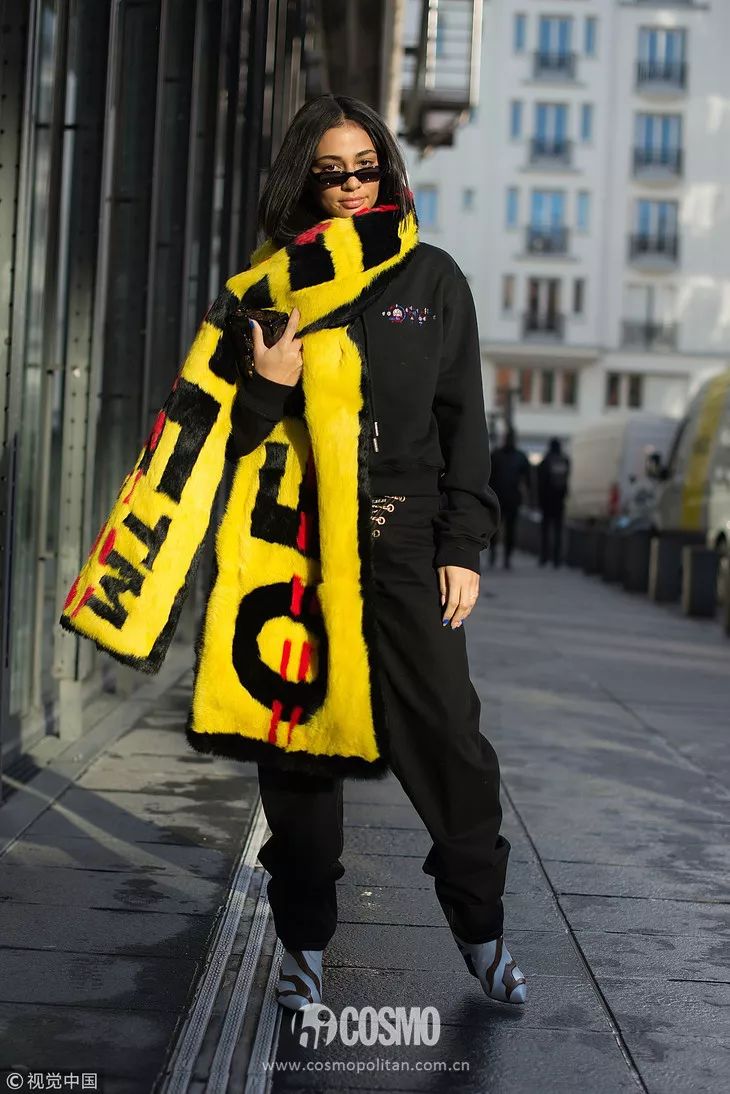 时髦办｜还不知道它？你和时髦之间只差一条印字围巾的距离