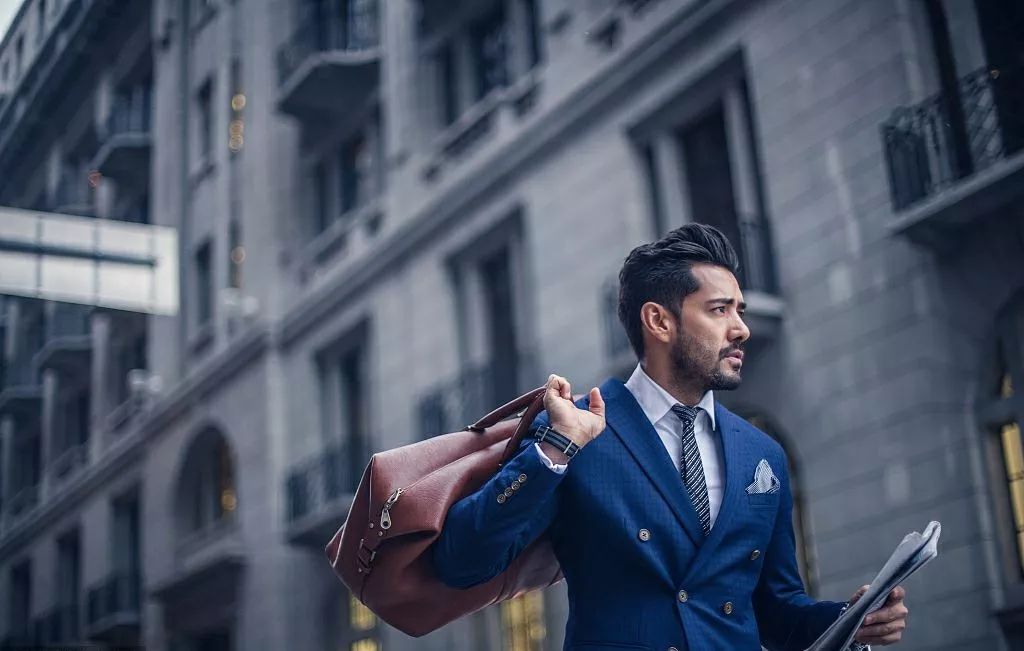 男士穿衬衫帅不帅,年轻男人穿什么正装衬衫