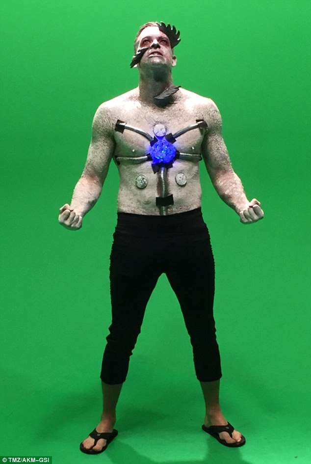 35岁的《欢乐合唱团》男星上吊自杀，是谁逼死了他？