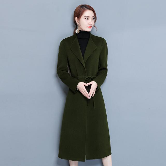 连帽短款羊角扣大衣怎么搭配,连帽呢子大衣的个性时尚搭配