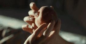 这部汁液四溅的作品勾起了所有人的欲望