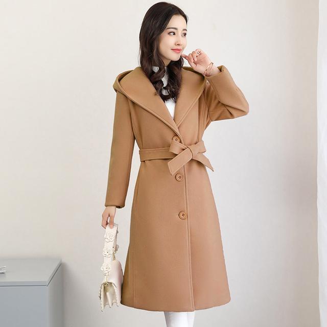 连帽短款羊角扣大衣怎么搭配,连帽呢子大衣的个性时尚搭配