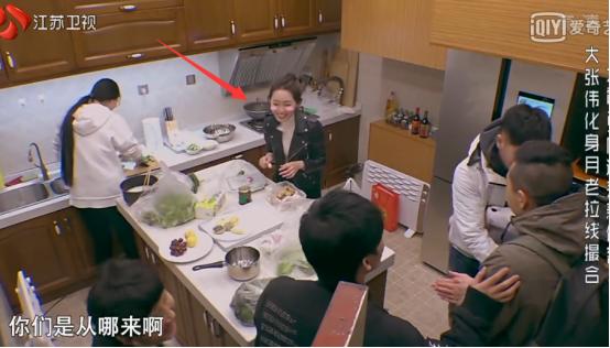 《三个院子》女素人犯花痴，不理朋友受伤还在与男性聊天！