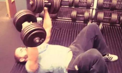 上斜哑铃卧推肌肉变化动态图,哑铃卧推的正确方法和姿势