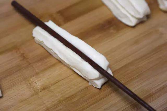 早餐别吃油条了教你一个懒人做法,早餐吃什么无矾小油条