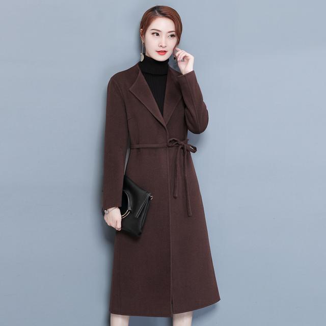 连帽短款羊角扣大衣怎么搭配,连帽呢子大衣的个性时尚搭配