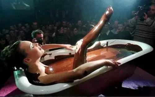 这部汁液四溅的作品勾起了所有人的欲望