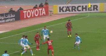 于海亮鞋钉飞铲染黄，胡尔克致歉+向裁判求情，这才是真队长