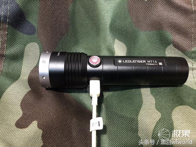 巴掌大的强光手电小钢炮,强光家用手电筒远射超亮