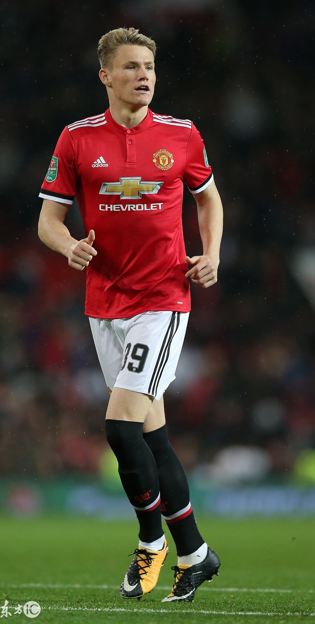 被乱拳打死！曼联中场老驴拉磨，双后腰穆帅必须砍掉一人