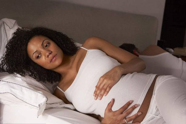 怀孕期间失眠应该怎么治疗呢,孕妇中早期失眠对胎儿有什么影响