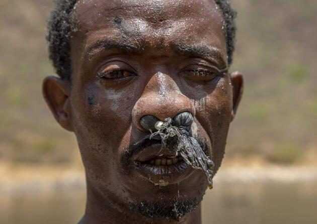 采盐人全身遭高浓度盐酸腐蚀又聋又瞎，从早到晚一整天只赚这些钱