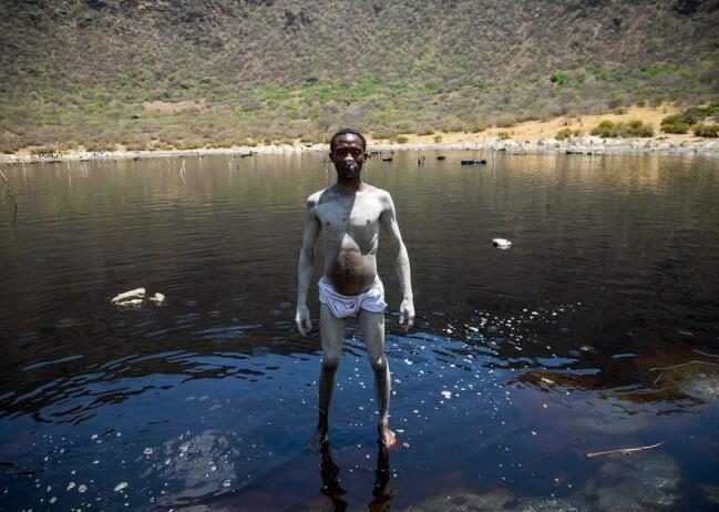 采盐人全身遭高浓度盐酸腐蚀又聋又瞎，从早到晚一整天只赚这些钱