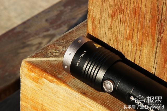 巴掌大的强光手电小钢炮,强光家用手电筒远射超亮