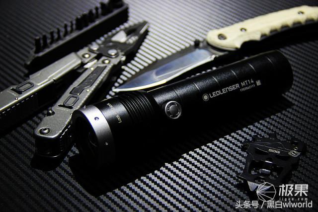 巴掌大的强光手电小钢炮,强光家用手电筒远射超亮