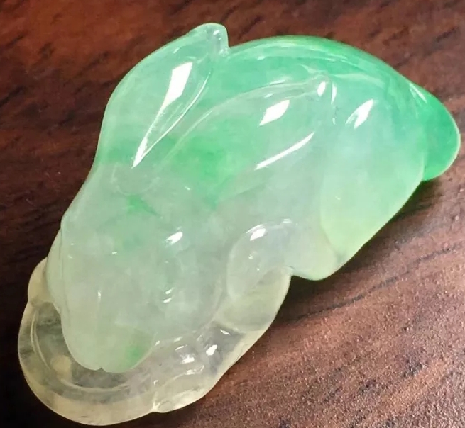 翡翠水滴吊坠的寓意是什么,男士戴如意翡翠吊坠的寓意