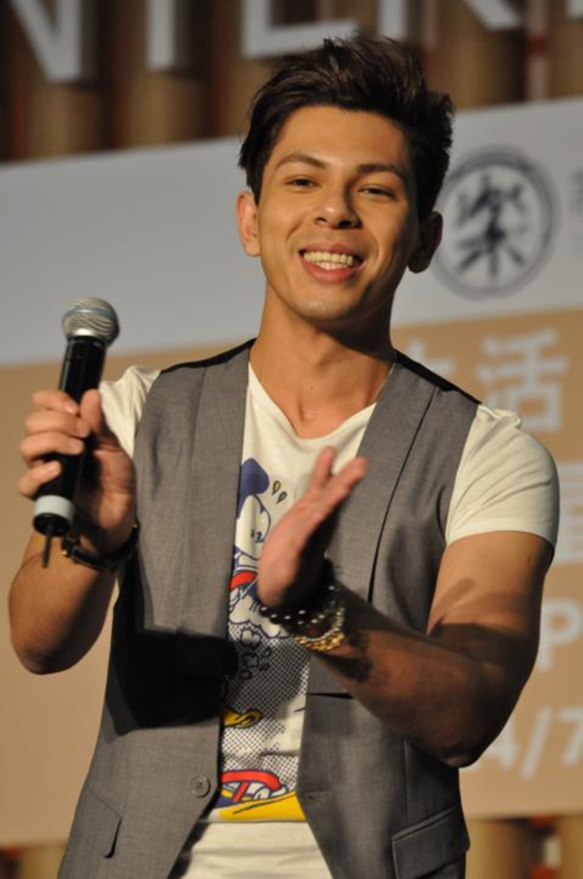 香港歌手甄妮最近照片,香港明星甄妮个人信息