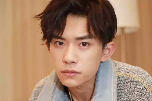 易烊千玺为什么颜值变化这么大,易烊千玺近年来的颜值变化