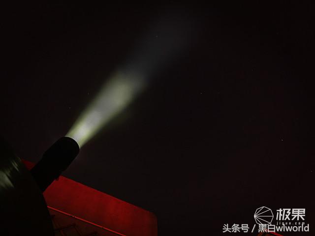 巴掌大的强光手电小钢炮,强光家用手电筒远射超亮