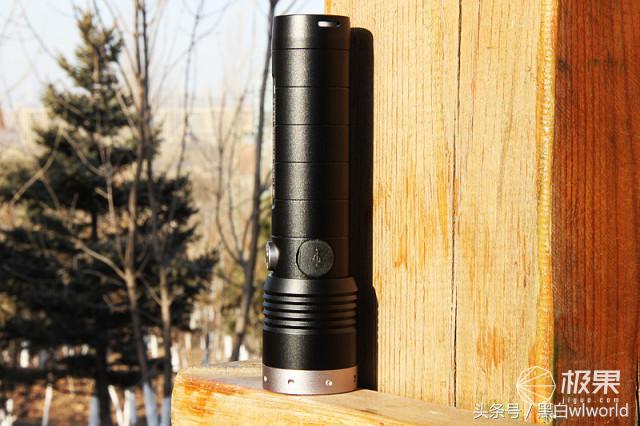 巴掌大的强光手电小钢炮,强光家用手电筒远射超亮