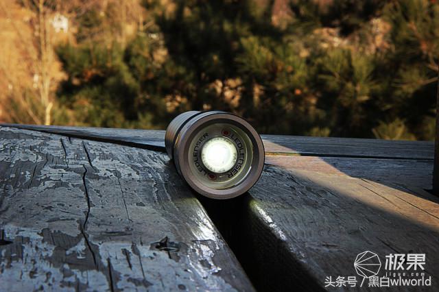 巴掌大的强光手电小钢炮,强光家用手电筒远射超亮