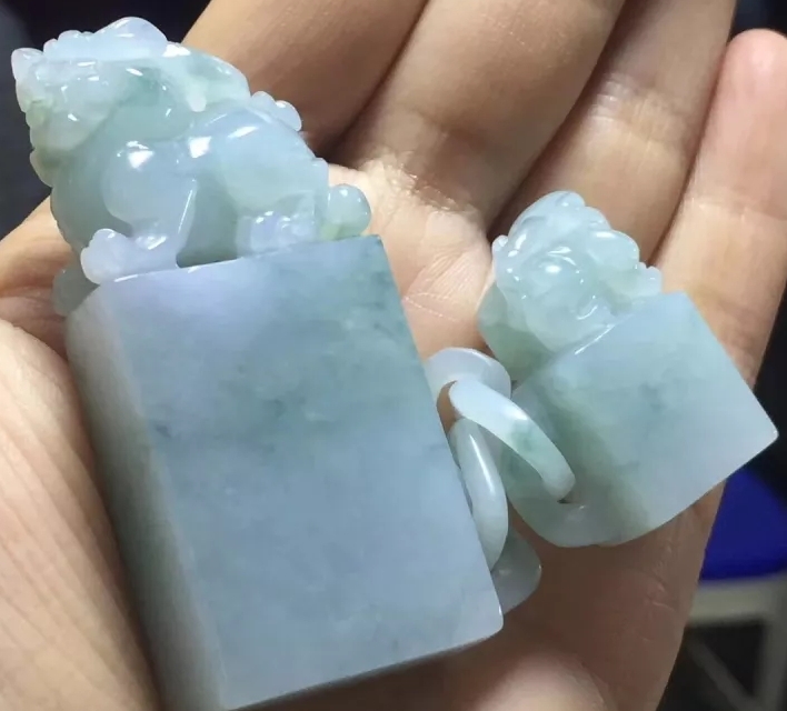 翡翠水滴吊坠的寓意是什么,男士戴如意翡翠吊坠的寓意