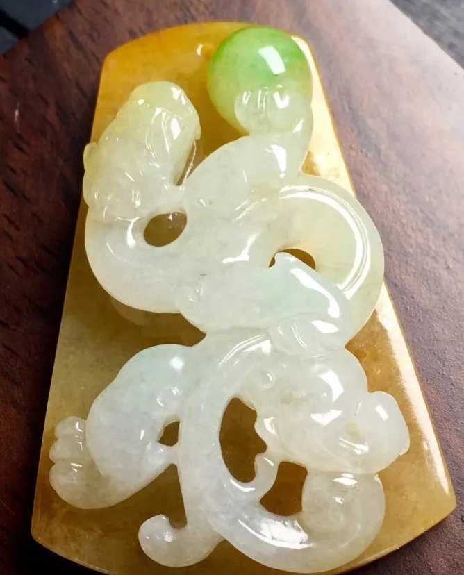 翡翠水滴吊坠的寓意是什么,男士戴如意翡翠吊坠的寓意