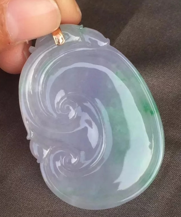 翡翠水滴吊坠的寓意是什么,男士戴如意翡翠吊坠的寓意