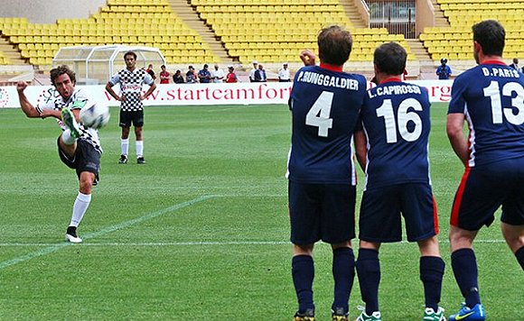 足坛十大任意球好手,盘点足坛十大诡异的S型任意球