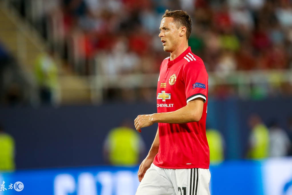 被乱拳打死！曼联中场老驴拉磨，双后腰穆帅必须砍掉一人