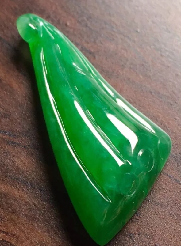 翡翠水滴吊坠的寓意是什么,男士戴如意翡翠吊坠的寓意