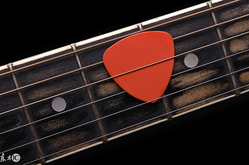 弹吉他是用拨片好还是手指弹好,弹吉他到底是手指好还是拨片好