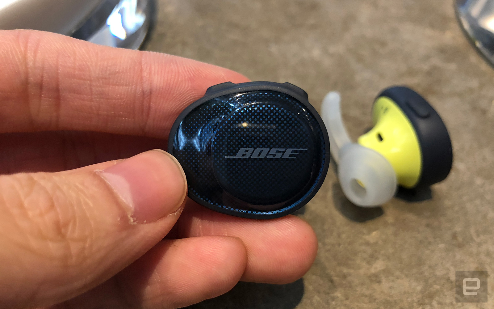 BoseSoundsportFree蓝牙耳机,bosesoundsportfree左耳朵没声