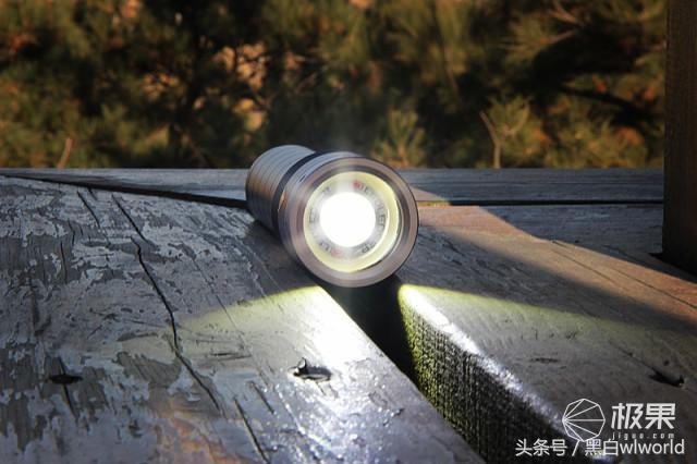 巴掌大的强光手电小钢炮,强光家用手电筒远射超亮