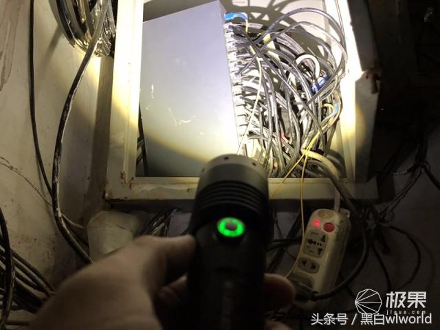 巴掌大的强光手电小钢炮,强光家用手电筒远射超亮