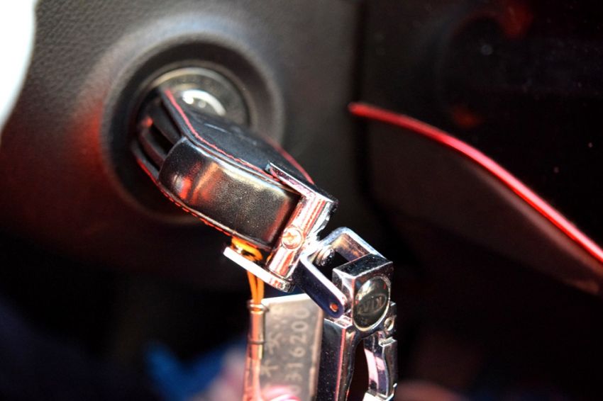 车载应急多功能手电筒,车用户外应急工具多功能手电筒