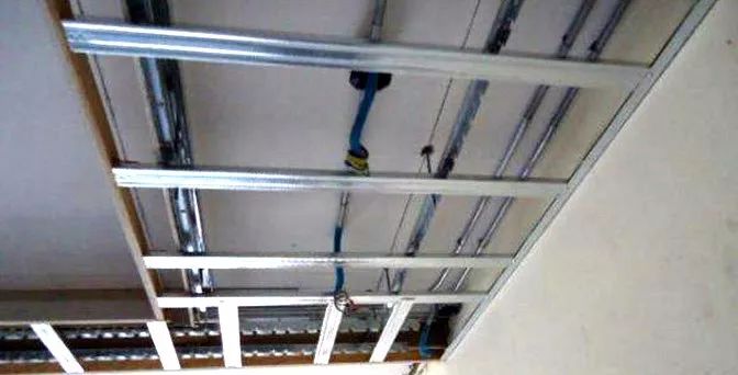 吊顶龙骨轻钢龙骨好还是木龙骨好,木龙骨和轻钢龙骨区别图片对比