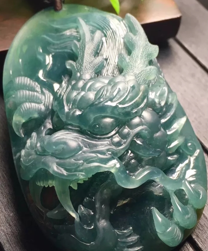 翡翠水滴吊坠的寓意是什么,男士戴如意翡翠吊坠的寓意