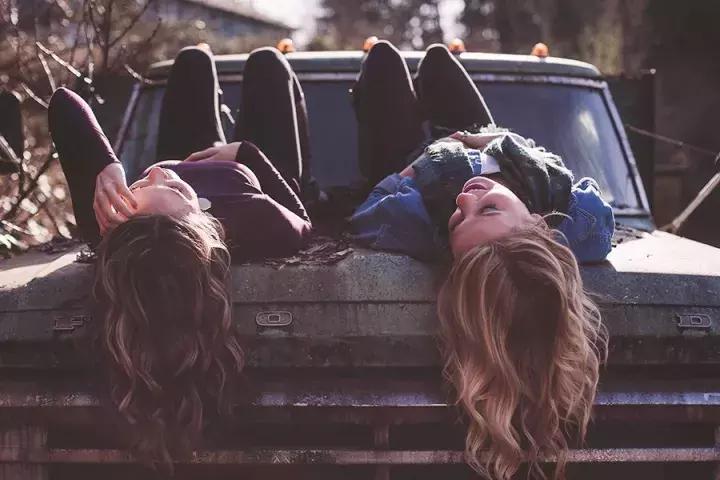 别人不要过问我的私事,不能去谈论朋友的私事