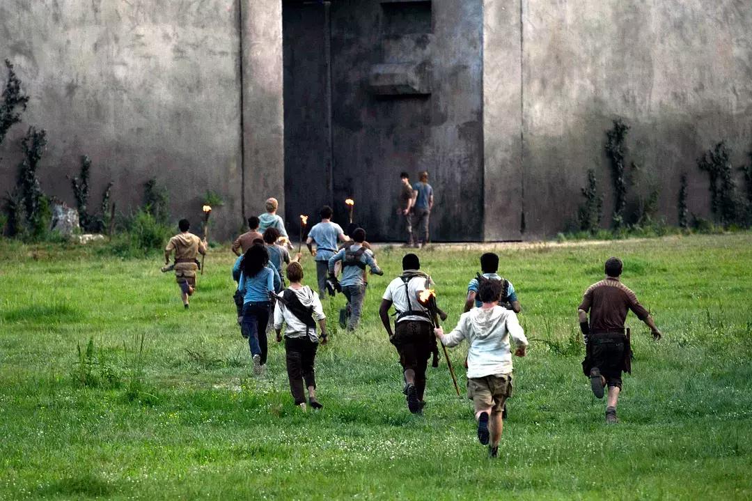 《移动迷宫》：一部拍得还不如国产片的美国式青少年爽文电影！