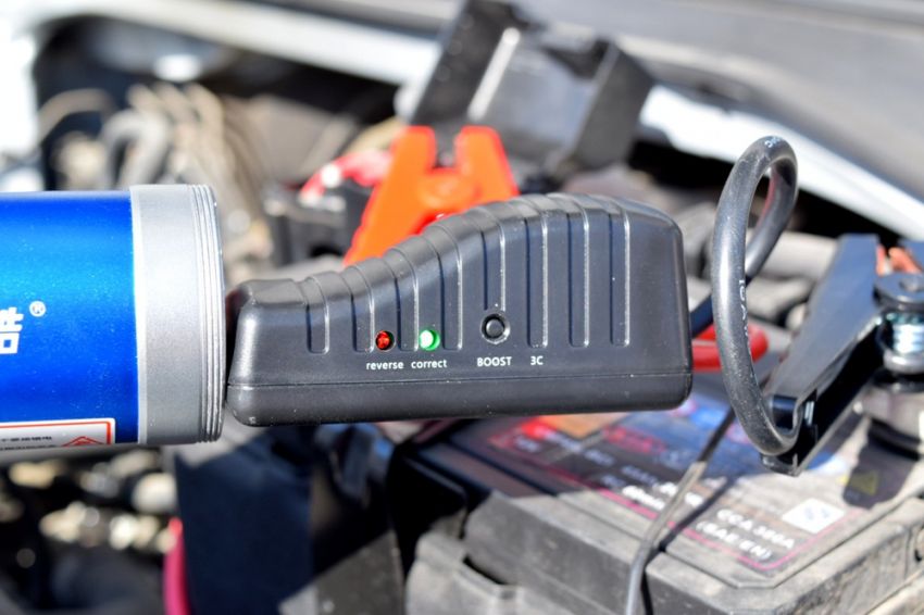 车载应急多功能手电筒,车用户外应急工具多功能手电筒