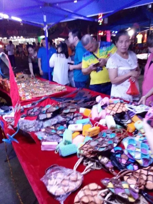 地摊卖什么最吸引人视频,地摊卖什么东西最好卖又赚钱