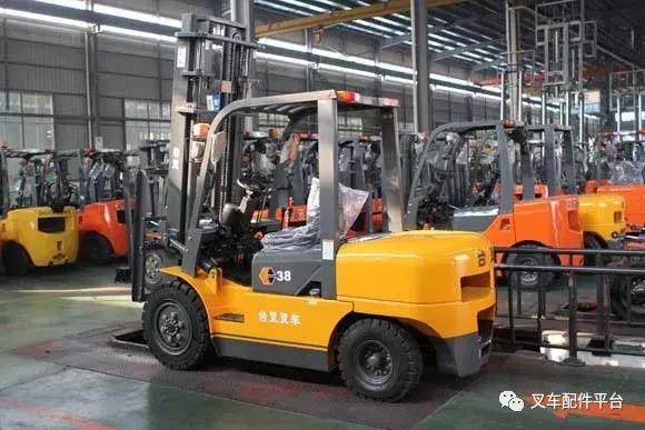 叉车怎么看回正方向,叉车倒车怎么打方向