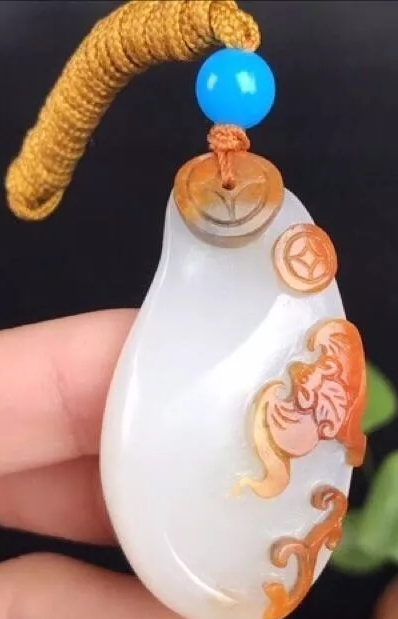 翡翠水滴吊坠的寓意是什么,男士戴如意翡翠吊坠的寓意