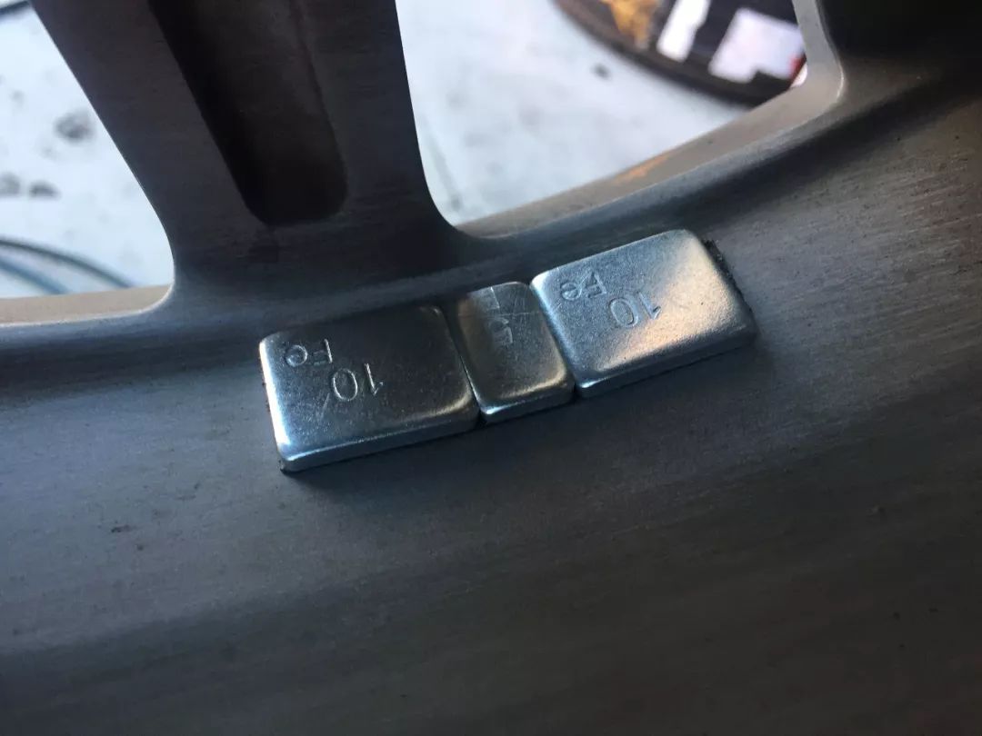 刚换的新胎是不是不好开,开了快五万公里了需要换胎吗