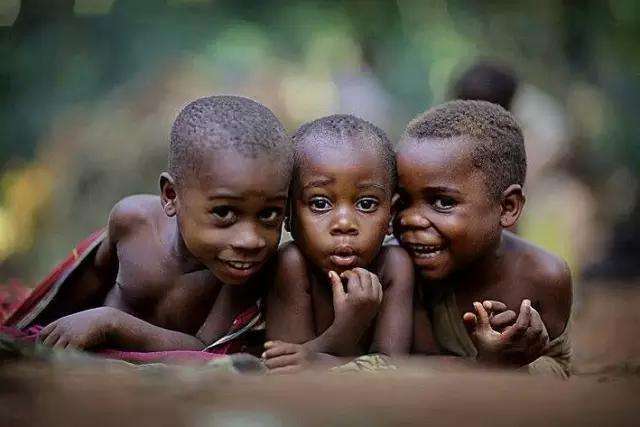 实拍：那些饱受摧残的非洲儿童，穷得让人无法想象！