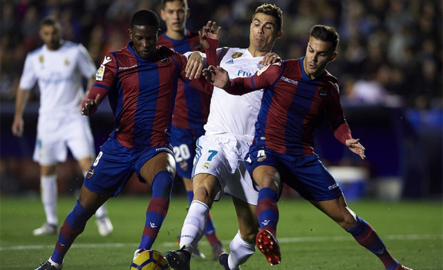 C罗又哑火了！狂射7脚零收获罕见被换下闭嘴手势回应镜头