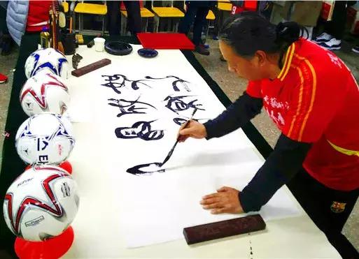 以球会友感受青山绿水红钢城别样精彩